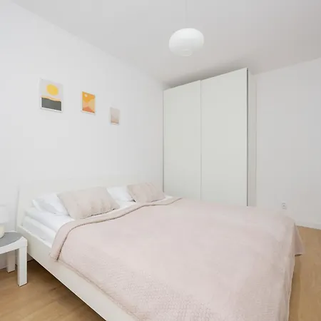 Lejlighed Family With Balcony By Renters Warszawa