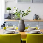 Family With Balcony By Renters Apartmán *