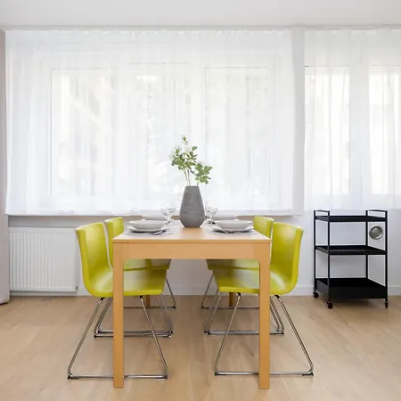 Family With Balcony By Renters Lägenhet