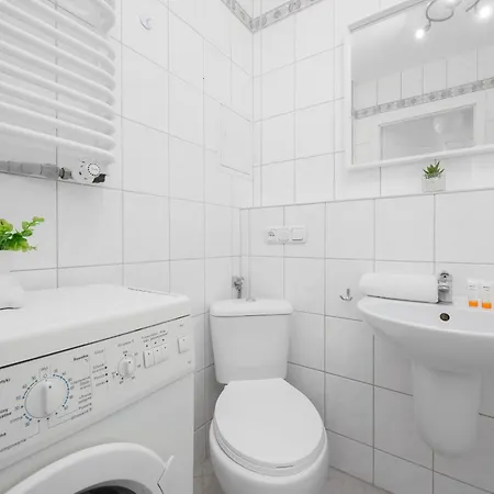 Family With Balcony By Renters Apartamento