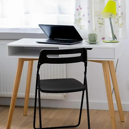 Family With Balcony By Renters Lägenhet